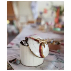 Doing Goods Boîte Queen Bee Circus |