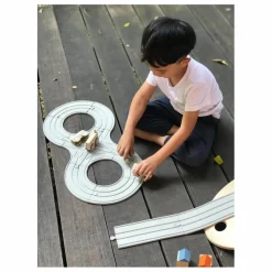New Plan Toys Circuit en caoutchouc naturel et ses accessoires Multicolore