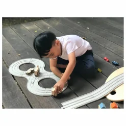 New Plan Toys Circuit en caoutchouc naturel et ses accessoires Multicolore