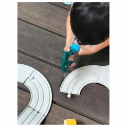 New Plan Toys Circuit en caoutchouc naturel et ses accessoires Multicolore