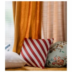 The Socialite Family Coussin carré Carino en jacquard à rayures | Brique Hot