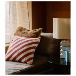 The Socialite Family Coussin carré Carino en jacquard à rayures | Brique Hot