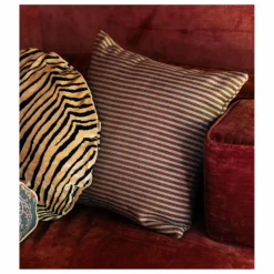 The Socialite Family Coussin carré Carino en tissu rayé |