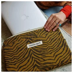 Rose in April Housse d'ordinateur Zebrou | Marron