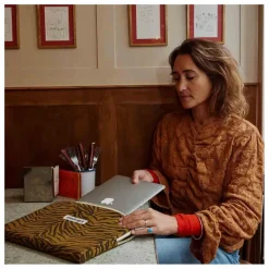 Rose in April Housse d'ordinateur Zebrou | Marron