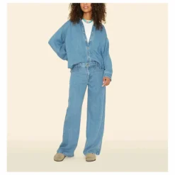 Femme Xirena Jean Nixon |