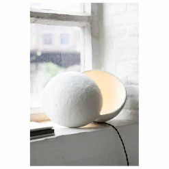 Serax Lampe à poser Earth ronde en papier maché | Blanc Online