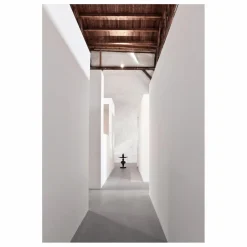 & Tradition Tables, Bureaux|Table d'appoint Shuffle en bois laquée - Mia Hamborg |